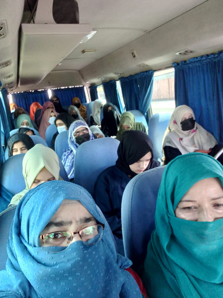 صدر رخسانہ عظمت صاحبہ اور ناظمہ محثرمہ زکیہ محمود صاحبہ کی زیر سرپرستی قافلہ منہاج القرآن ویمن لیگ ضلع سیالکوٹ 21 ذمہ دران کے ساتھ مرکز عشق کی طرف رواں دواں