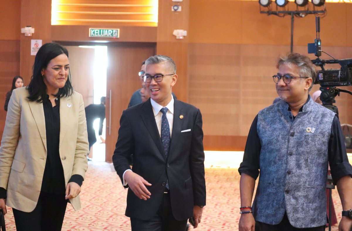 Announcing the arrival of YB Senator @tzafrul_aziz, @MITIMalaysia Minister (middle); @karimaelkorri, Resident Coordinator of @UNinMalaysia (left); and @banniloy, Resident Representative of #MyUNDP.

#MalaysiaSDGInvestorMap | @JointSDGFund | @UNDP_SDGFinance | @SdgImpact