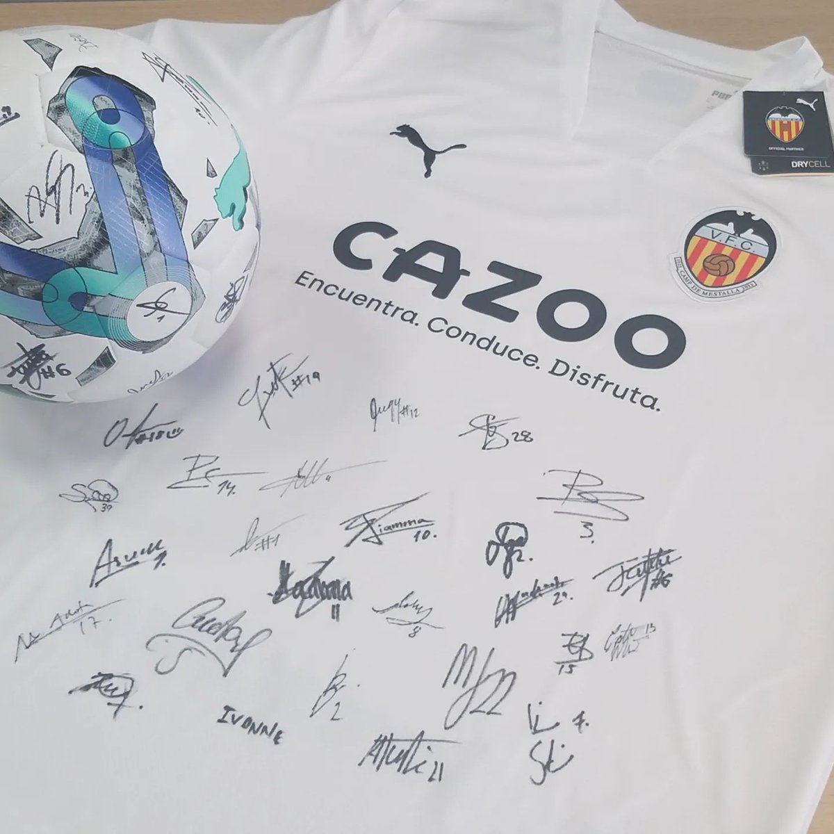 Gesegurosbetera's tweet photo. *Repost.
En @gessegurosoficial ya hemos recibido del @vcf_femenino 🦇 el premio del sorteo en el que salió elegida @enithsalon1 como la jugadora más segura de la temporada.

La camiseta y el balón firmados por todas las jugadoras va directo al ganador del sorteo ¡Enhorabuena! 🥳 https://t.co/bTj5K80aTw