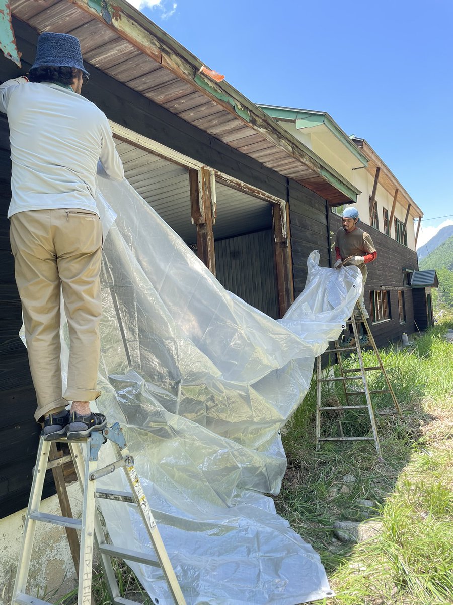 yumataman's tweet photo. 歩荷で上げていただいた、資材達を小屋内に搬入完了。そして工事がはじまりました。浴槽の立ち上がりをモールテックスと言うナウい材料で仕上げてもらうのですが何色にするか思案中です。今からどんなお風呂に仕上がるかワクワクしてます。レトロなランプ付けたりしてオシャンな風呂にしたいな〜♨️ https://t.co/Zbc98Wxcet