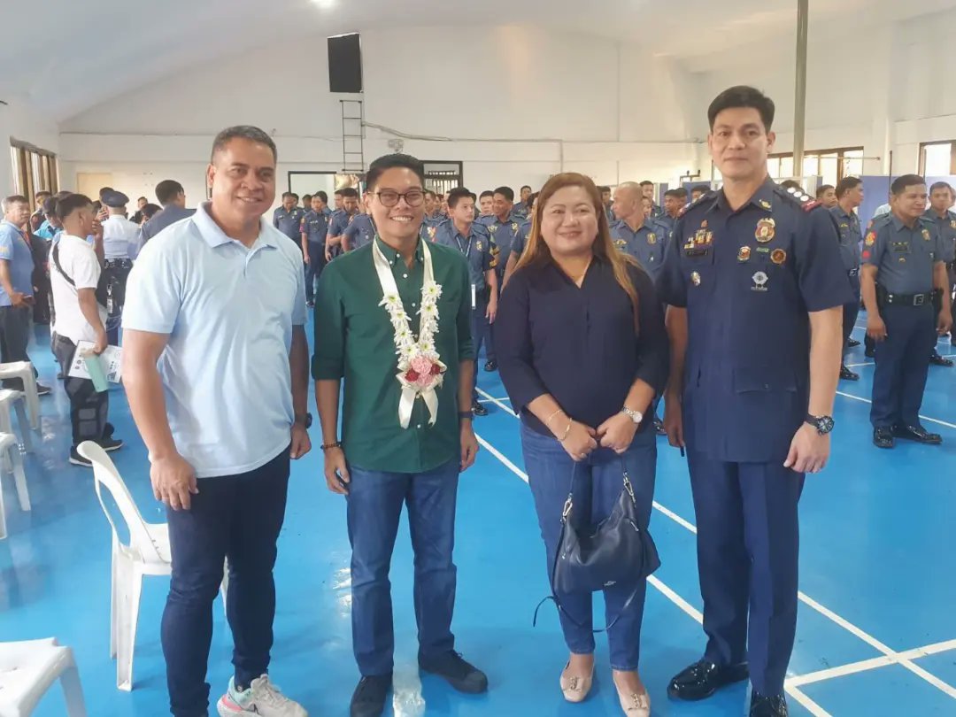 bsapasig's tweet photo. TINGNAN: Pinarangalan si Kap. Raymond Lising ng Pasig City Police. ๐ฎ๐ปโโ๏ธ Sa panguguna ni PCOL Celerino M. Sacro, Jr., hinandugan ang ating Punong Barangay ng Certificate of Recognition bilang pagkilala sa walang patid na suporta sa kapulisan. ๐ค๐ป
#BSARepresent #TuloyAngSerbisyoBSA https://t.co/IiThyPeqXl