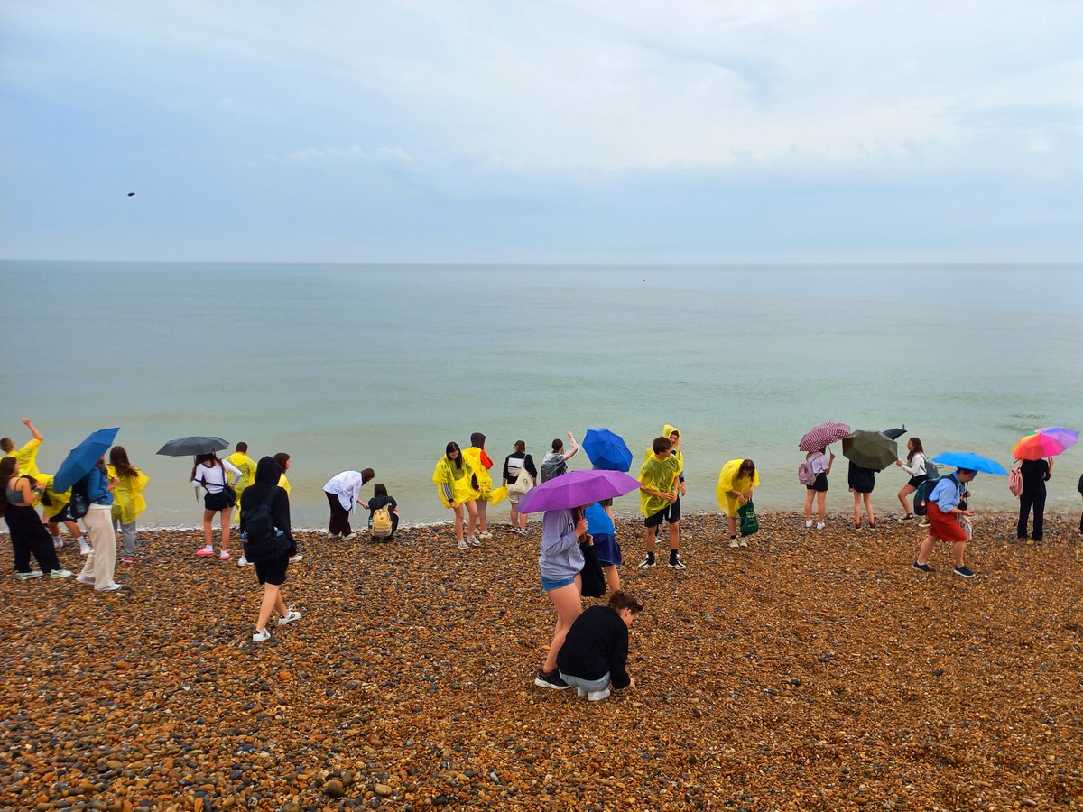 Z Anglicka posledná správa. V nedeľu sme boli v Hastings. Prešli sme pirátskymi jaskyňami, pozreli sme si zrúcaniny hradu, boli sme v akváriu a nakoniec na pláži. Doobeda nepršalo, ale poobede áno. Ale na pláži nám bolo dobre aj v pršiplášťoch a s dáždnikmi. Ako v Anglicku..