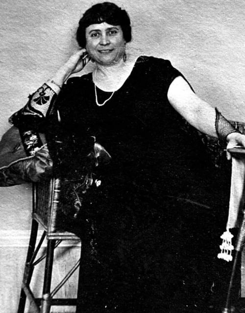 pierpi13's tweet photo. “La donna in foto era un’imprenditrice italiana. Si chiamava Luisa Spagnoli. La persona che inventò i Baci Perugina.
E sapete cosa fece durante la Prima guerra mondiale?
Nella sua azienda, introdusse scuole e asili nido negli stabilimenti per consentire alle lavoratrici di poter lavorare ed essere madri; riconobbe loro il diritto all’allattamento e anche il congedo retribuito di maternità.
Lo fece ne 1915-1918. Lei era nata nel 1877.
Oggi 2022 un’altra imprenditrice dice di non voler assumere donne sotto i quarant’anni perché a quell’età fanno figli. Nel 2022.
Si torna indietro anziché avanti. Culturalmente”.
Leonardo Cecchi