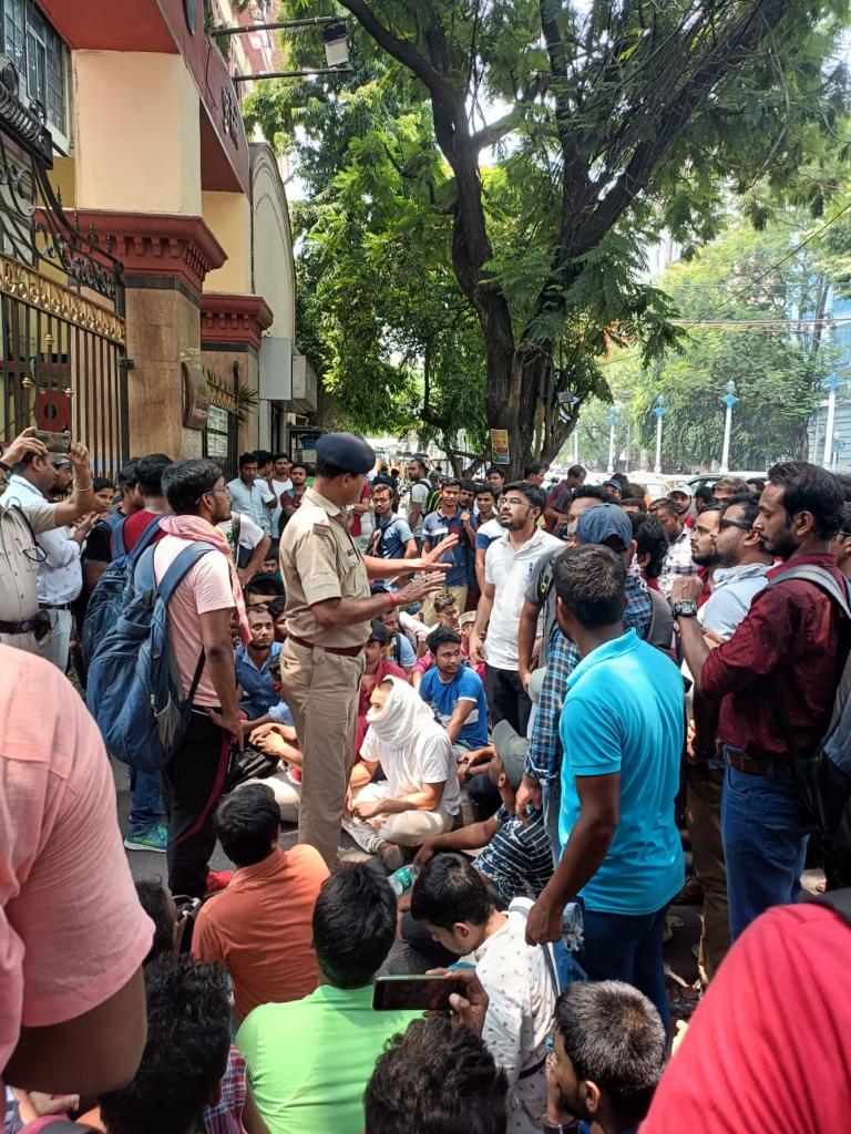 lo_k_sh__meena's tweet photo. Today's protest against RRC Eastern Railway is for not giving Full panel &amp; not starting joining process.  #RRC_ER_Level_1_PANEL_DO_JOINING_DO @PMOIndia @AshwiniVaishnaw @RailMinIndia @EasternRailway https://t.co/JmZiJk1cFA