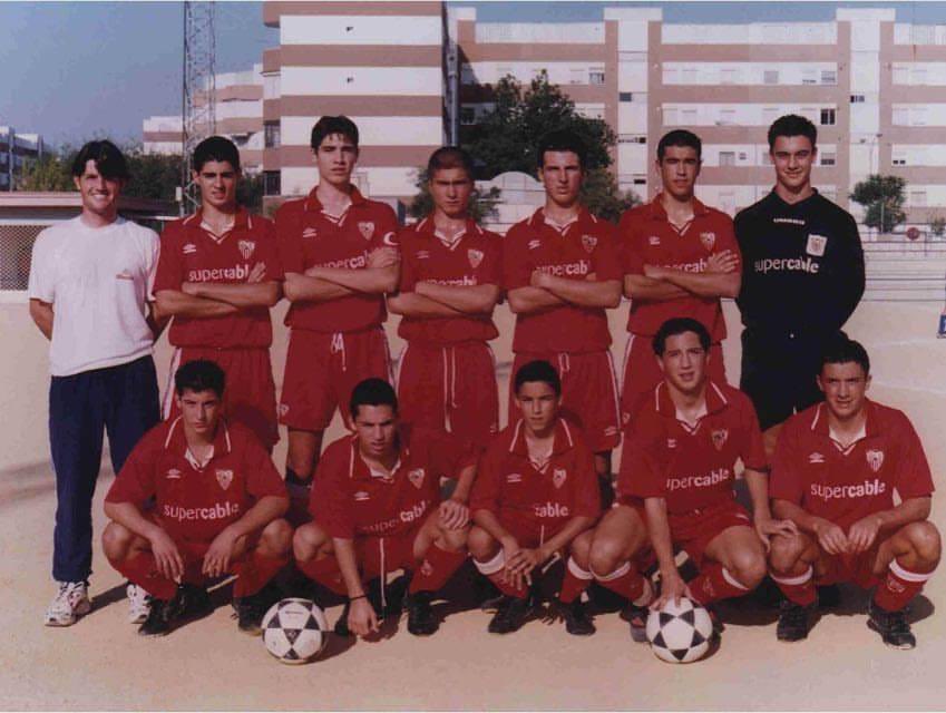 Quintanamontero's tweet photo. De Jesús, a Don JESUS NAVAS. 23 años de una foto a la otra. En ese tiempo se ha convertido en el mejor jugador de la historia del @SevillaFC y en el más ganador de la @SEFutbol Afortunado de haber vivido de cerca sus inicios en el Sevilla Fc. LEYENDA @JNavas https://t.co/434IAOtOkd