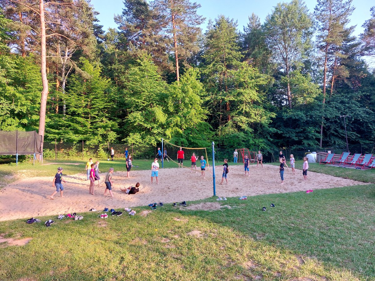 Duchonka. Pricestovali sme v poriadku a po ubytovaní sme sa poriadne najedli. Večera bola výborná, takže ju bolo treba trochu vybehať. Našťastie za chatou je veľké ihrisko na futbal i volejbal, tak to poľahky šlo. Sme celý žhaví, čo nás bude čakať v pondelok.