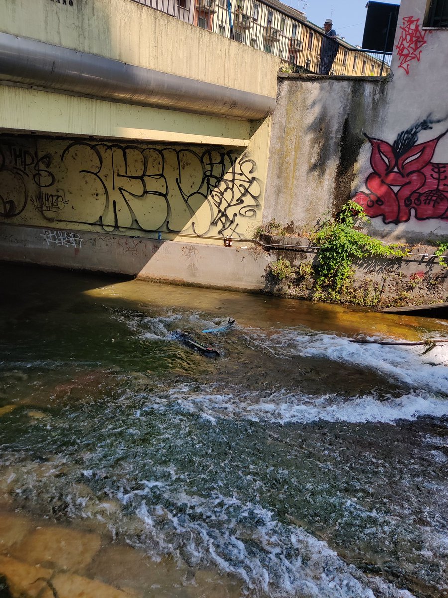 edoardone's tweet photo. @SupportHelbiz hanno buttato un monopattino nel naviglio Martesana all'altezza del teatro zelig https://t.co/rC2GqEAhJV