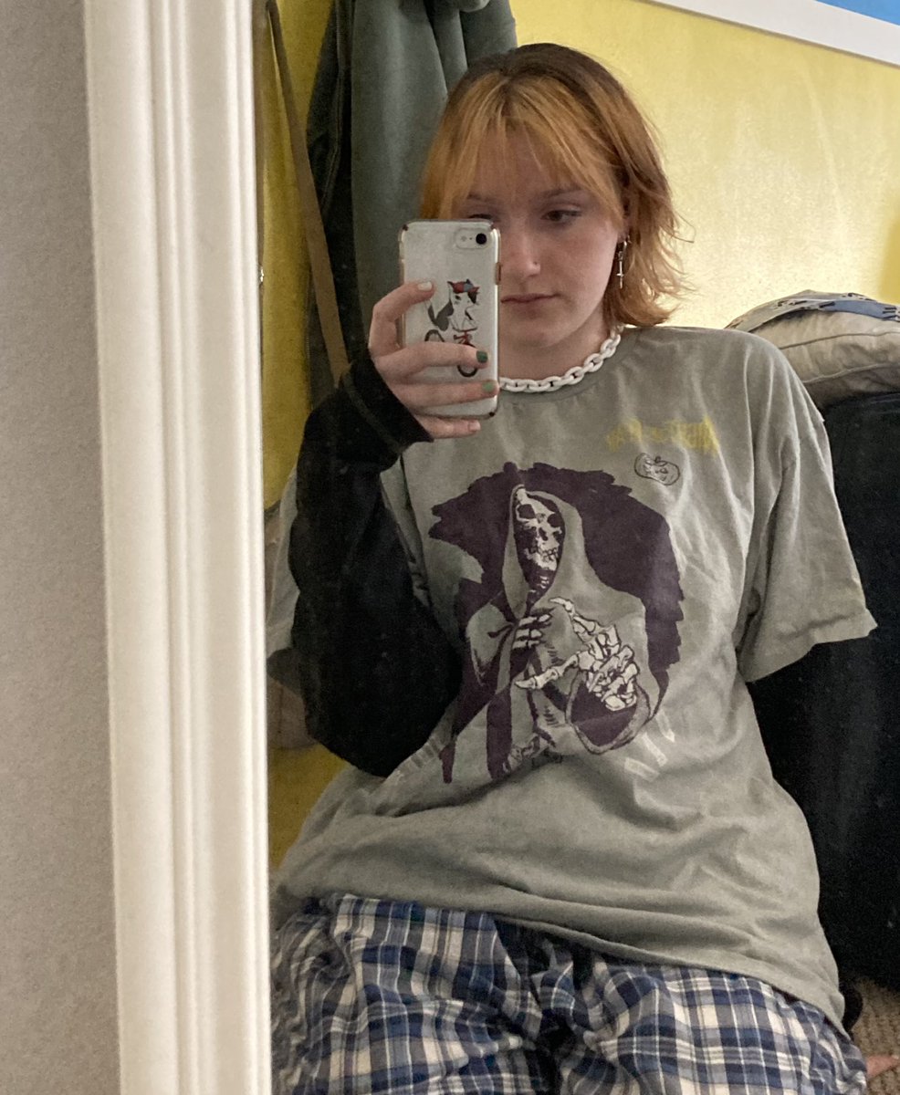 hii twitter i’ve been having fun with my silly friends recently (also haircut)