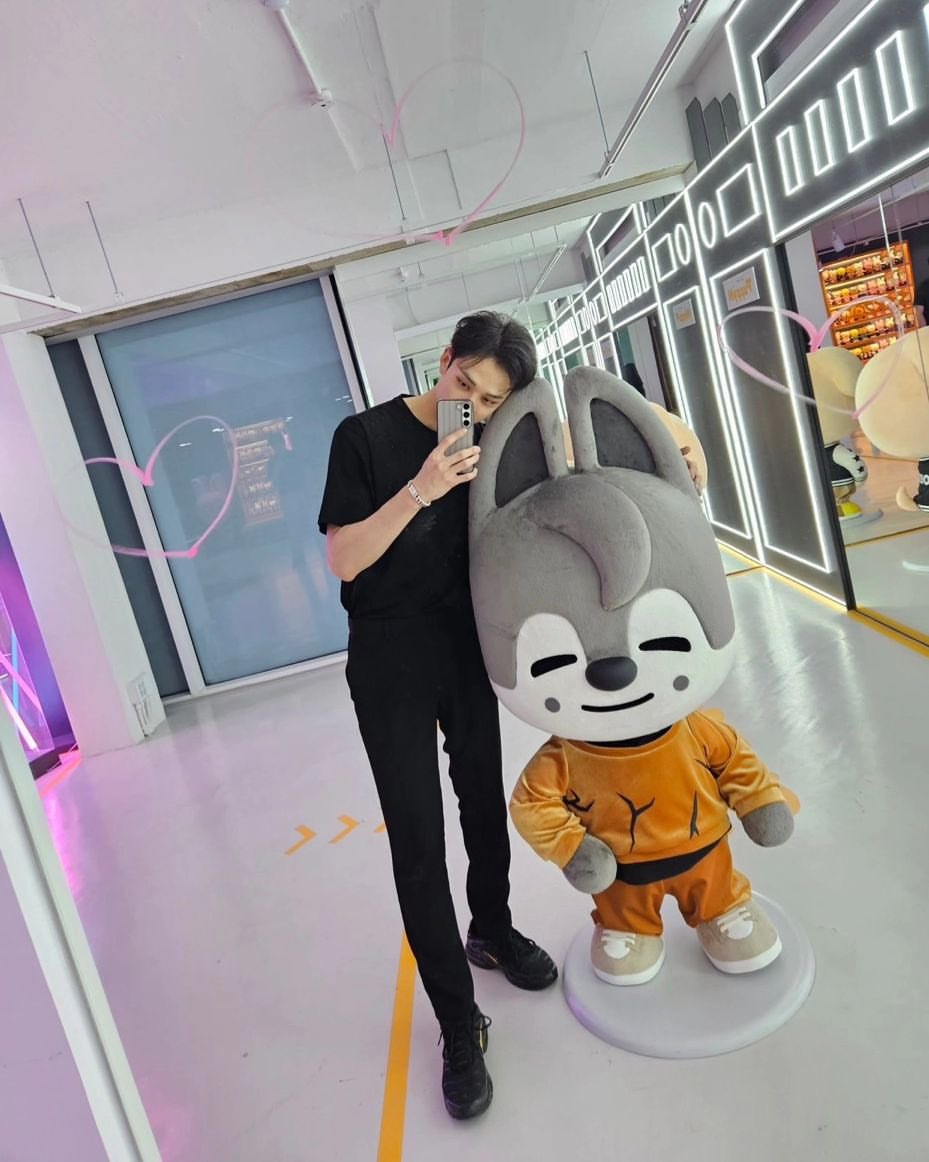 gnabnahc_c's tweet photo. Hey guys, it’s been a long time with me and wolfchan 🐺팝업스토어 너무 좋당 ㅠ https://t.co/sBqgGpVLSr