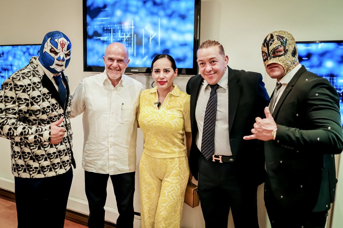 CMLL_OFICIAL's tweet image. Además de la presentación del logo del #90AniversarioCMLL y los Turiluchas oficiales de este festejo,la Alcaldesa de la Cuauhtémoc, Sandra Cuevas y el Director de Promociones México, Coliseo y Revolución, Sr. Salvador Lutteroth, 

📸 instagram.com/cmll_mx  

#CMLL #LuchaLibre