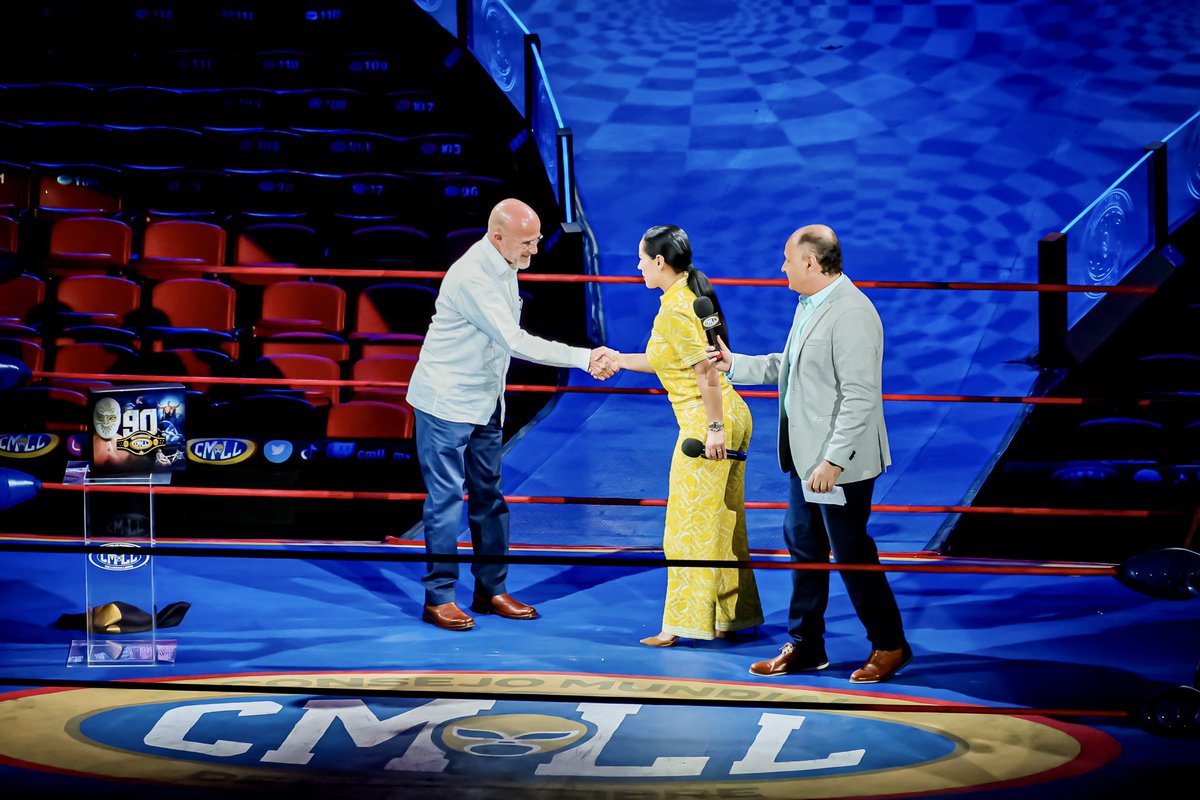 CMLL_OFICIAL's tweet image. Además de la presentación del logo del #90AniversarioCMLL y los Turiluchas oficiales de este festejo,la Alcaldesa de la Cuauhtémoc, Sandra Cuevas y el Director de Promociones México, Coliseo y Revolución, Sr. Salvador Lutteroth, 

📸 instagram.com/cmll_mx  

#CMLL #LuchaLibre