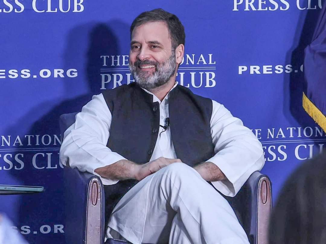 MdParwe62078115's tweet photo. दादी को खो दिया,पिता को खोया लाखो करोड़ खर्च करके इनके छवि को खराब करने की कोशिश की गई  लेकिन हार नही मानी 
यह आदमी भी कितना अजीब है झूठ के दौर में सच्चाई की बात करता है नफरत के बाजार मोहब्बत की दुकान खोल रहा है
#HappyBirthdayRahulGandhi https://t.co/a6Eu78oUBr