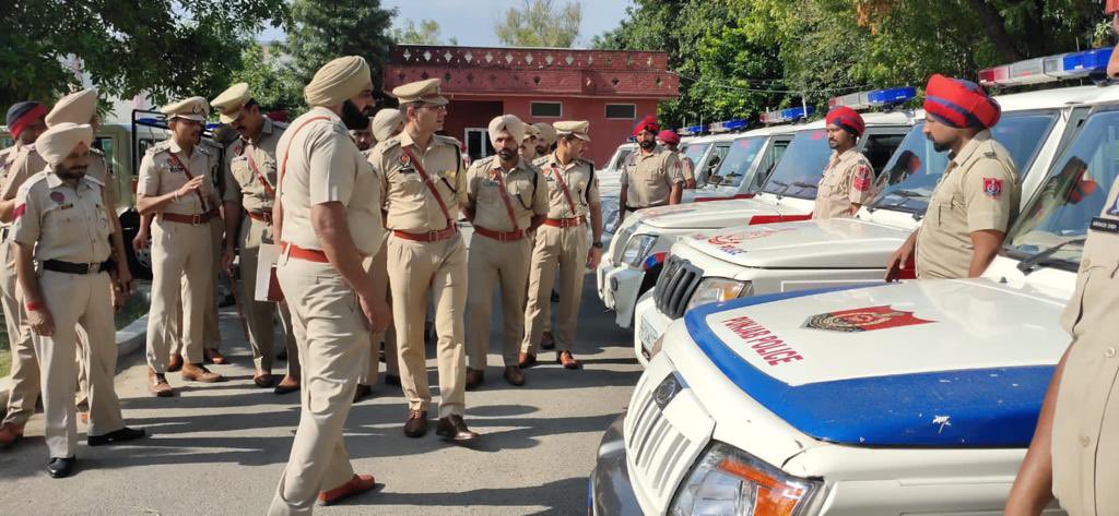 SangrurPolice's tweet image. certificates were given to officers for good work.

Dog Scott teams, PCR, RRPRS vehicles and SHOs vehicles were also inspected.

A general crime and law &amp;amp; order review meeting was also taken by SSP Sangrur with all GOs and SHOs, ICPPs and wing incharges.

#GeneralParade…(2/2)