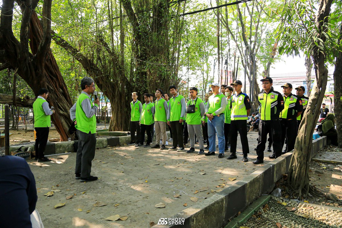 SenkomDemak's tweet photo. Pengarahan dari Babinsa Ramil Kota Demak dan Bhabinkamtibmas Polsek Demak kepada Senkom Mitra Polri Kab Demak pada giat Fun Youth Gathering DPD LDII Kabupaten Demak di Hutan Kota Mahesa Jenar Demak Minggu (18/6/2023)
@senkompusat 
@ldii_news 
@dim0716demak https://t.co/8fip1XsvF4