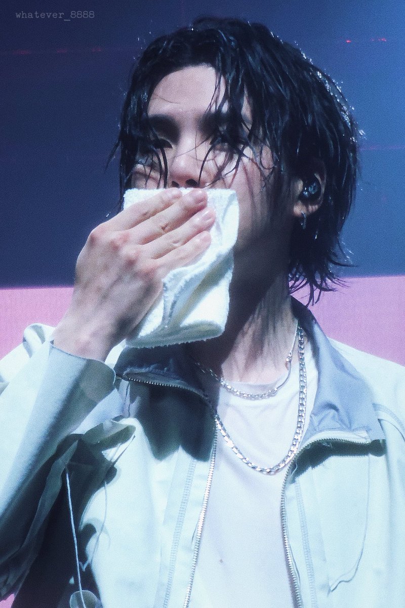 wet kitten
#SUGA #슈가 #AgustD #BTS #방탄소년단 #D_DAY #D_DAY_TOUR_Singapore 
#SUGA_AgustD_TOUR