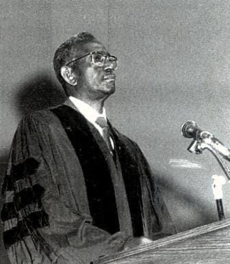 arol_ketch's tweet photo. Cheikh Anta Diop

A l’époque où les théoriciens occidentaux légitimaient l’infériorité intellectuelle des « noirs » et considéraient l’Afrique comme un continent atemporel, anhistorique et sans civilisation, le jeune chercheur rame à contre-courant de ce monde scientifique https://t.co/ZXBFZRJ4IG