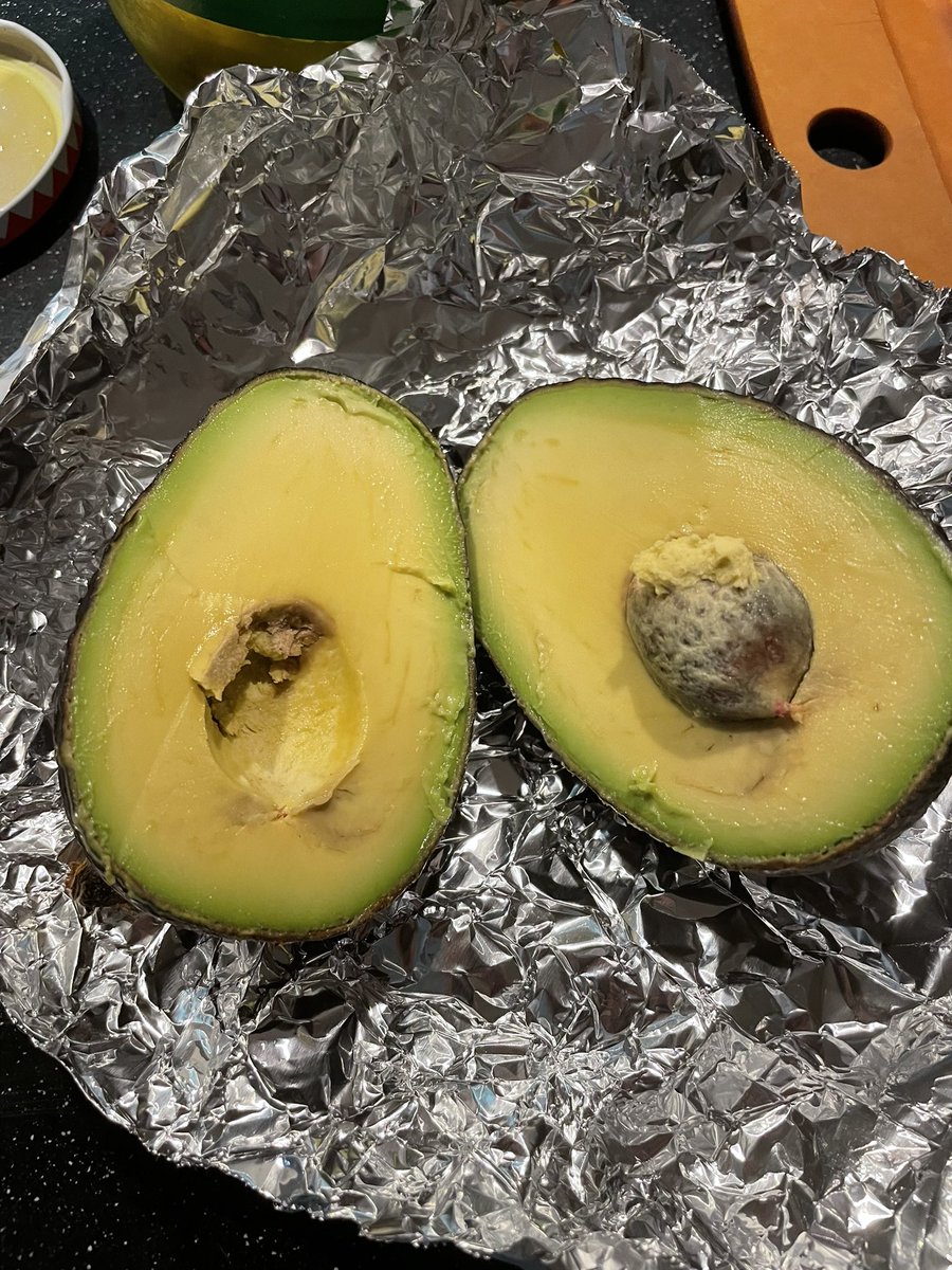 jodyvance's tweet photo. Do you know about this hack? Ripe avocado + tin foil wrap + fridge = weeks! This one was ripe when I wrapped it, tightly, and put it in the fridge….three weeks ago. 🥑. I used to have bags of frozen chunks to avoid waste. Not anymore. This works. #Avocado #hack https://t.co/LQvMklJCy8