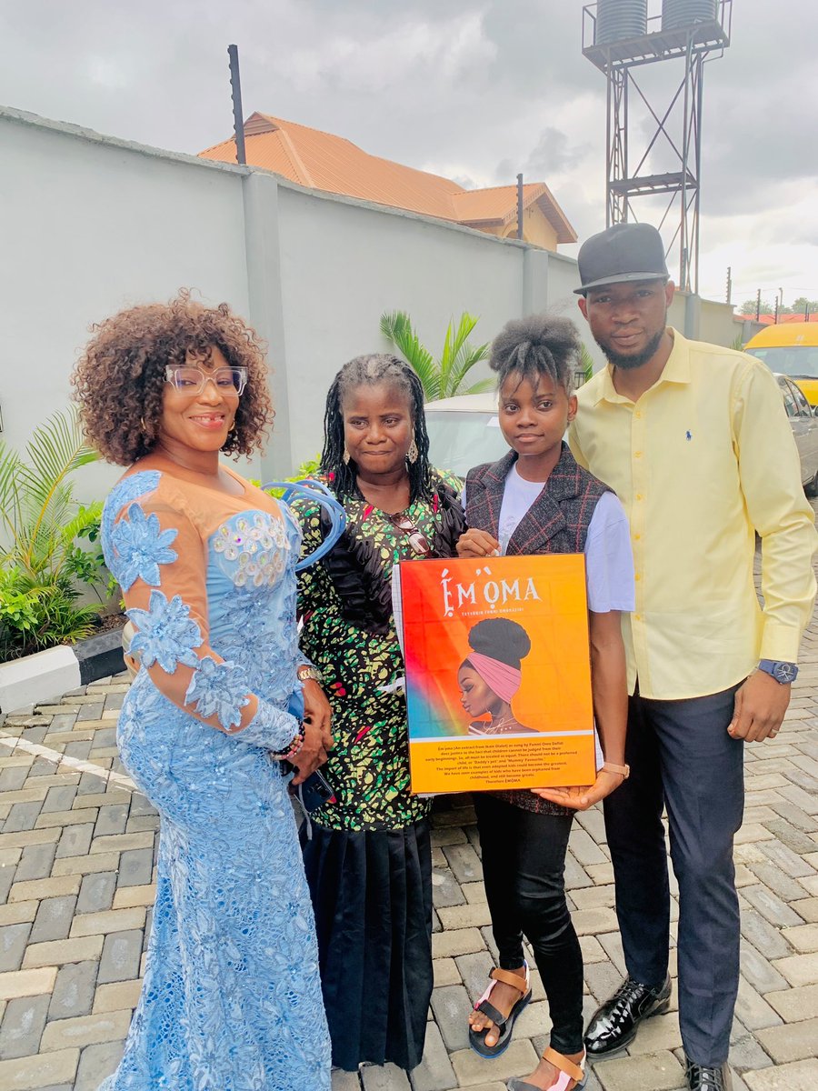 Yesterday was such a beautiful day. I had the chance to sit with many dignitaries at the Ondo State Female Role Model Award Platform 2023. And just before I entered, I was presented with gift.😍❤️