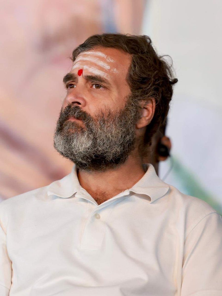 PipraRohit's tweet photo. एक राज परिवार में जन्म लेने के बाद भी , देश में 3700 किलोमीटर की पदयात्रा कर जन जन से रूबरू होने वाले , जूडो, कराटे - तैराकी सहित तमाम विशेषताओं से भरपूर, युवाओं के लिए एक प्रेरणा आदरणीय श्री @RahulGandhi  जी को जन्मदिन की शुभकामनाएं ! माई की कृपा दृष्टि सदैव आप पर बनी रहे https://t.co/mdvlrPOV4P