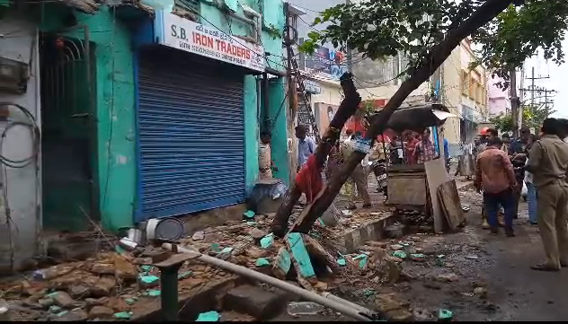 #AndhraPradesh: An old building in Raja Rammohan Roy street in Old Town collapsed due to heavy rain that lashed Vizag on Monday.