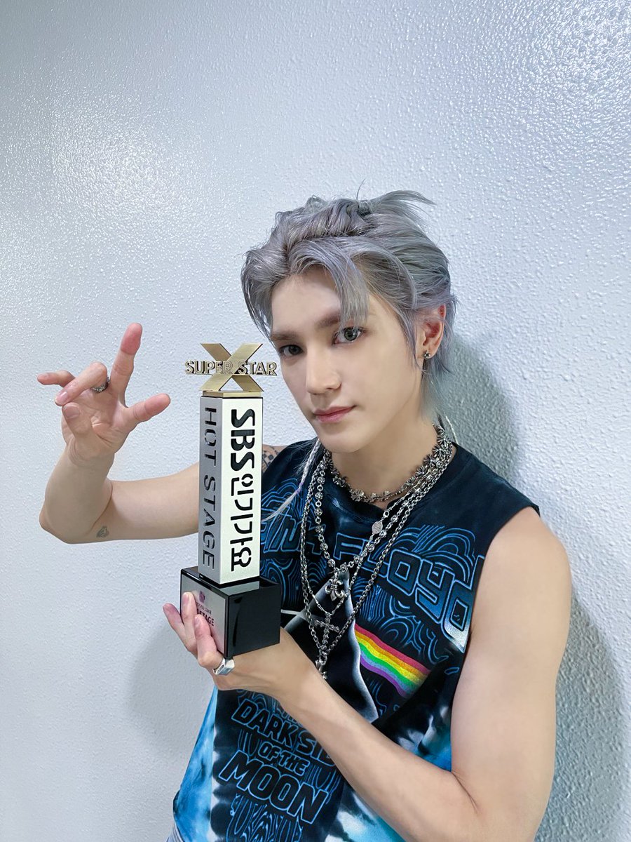 HIGHER_twt's tweet photo. [📸] SBS #인기가요 1186회 핫스테이지 1위🏆
[📸] SBS #INKIGAYO EP.1186 Hot Stage No.1🏆

#TAEYONG #태용 #SHALALA #샤랄라

​최애 아티스트에게 핫스테이지 트로피를 안겨주세요!🗳
​Give the Hot Stage trophy to your favorite artist!🗳
➫ https://t.co/MVJVUVF3P8 https://t.co/N0WHJpM72m