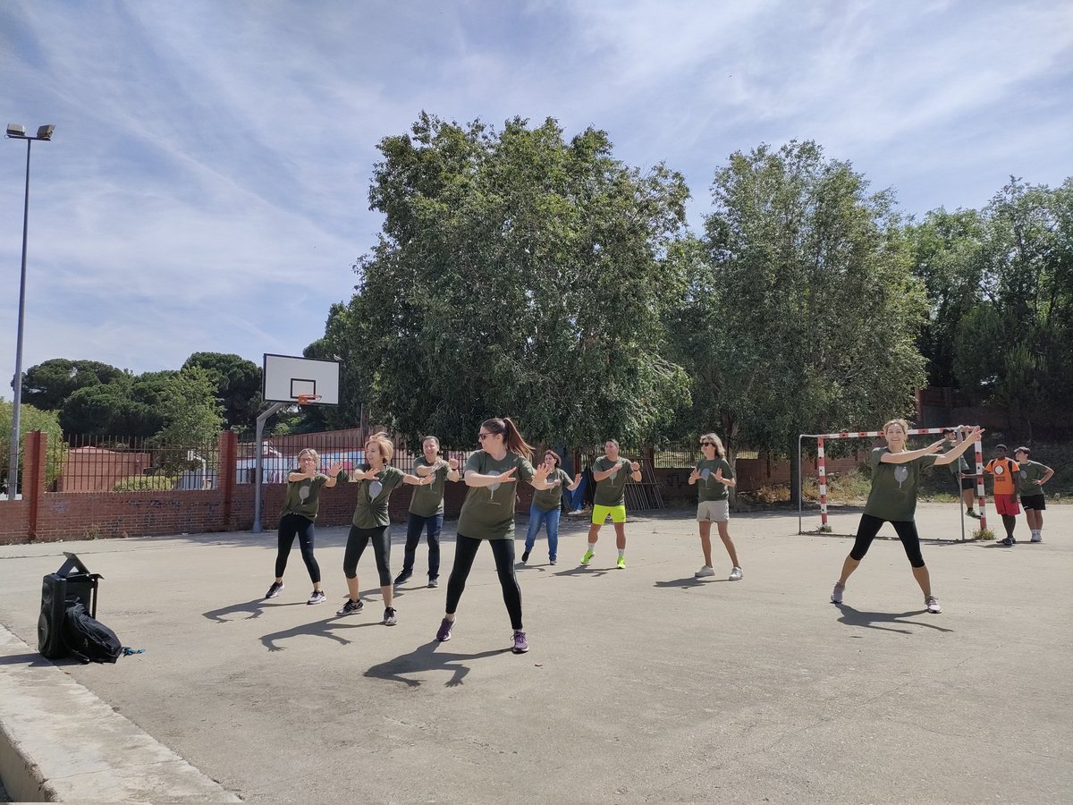 IESRamonyCajalV's tweet photo. El viernes celebramos la VIII milla y el instituto al completo dejó su huella sostenible. 
El calentamiento, guiado por unos profes muy animados, dio paso a una carrera muy divertida que se ha convertido en un clásico.
#Sostenibilidad https://t.co/Wm8c0H5t1u
