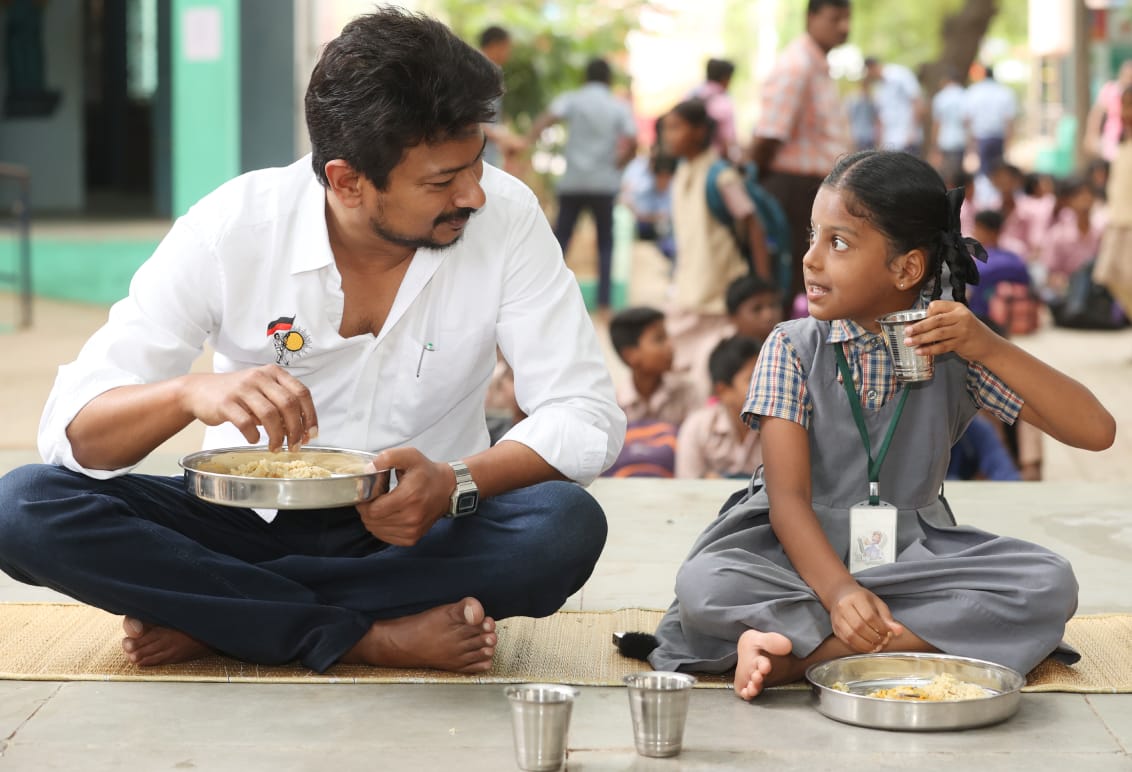 Udhaystalin's tweet photo. மாணவர்களின் பள்ளி வருகையை அதிகரி��்து, உடல்நலத்துடன் கூடிய கல்வியை உறுதி செய்ய, நம் மாண்புமிகு முதலமைச்சர் @mkstalin அவர்கள் செயல்படுத்தி வரும் கனவு திட்டங்களில் ஒன்றான காலை சிற்றுண்டித் திட்டத்தின் செயல்பாடுகள் குறித்து,  திருச்சி அரசு சையது முர்துஷா மேல்நிலைப் பள்ளியில் இன்று ஆய்வு செய்தோம். 

அங்கு வழங்கப்படும் உணவை மாணவச் செல்வங்களுடன் அமர்ந்து சாப்பிட்ட போது, பள்ளியிலேயே வழங்கப்படும் காலை உணவு சிறப்பாக இரு���்கிறது என மாணவர்கள் கூறியது மன நிறைவையும், மகிழ்ச்சியையும் தந்தது.

பசி நீக்கி அறிவு புகட்டும் இத்திட்டம் அனைவருக்குமான கல்வியை உறுதி செய்யும்!
@Anbil_Mahesh