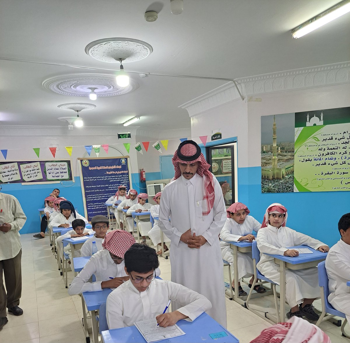 majdalwadi23's tweet photo. زيارة الاستاذ/ عبدالله شجاع
 المشرف التربوي بتعليم وادي الدواسر لمتوسطة الوادي الأهلية  حيث سره ما شاهده من التطبيق المتميز والتنظيم الرائع في أداء الاختبارات من طلاب متوسطة_الوادي_الاهلية  نسأل الله لهم التوفيق فى السنوات الدراسية القادمة https://t.co/1CBzpMjKh8