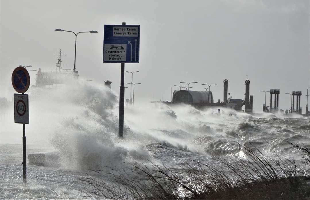 #Junieke_Fotografie @SiaWindig #beweging #fotochallenge Harde #storm op pier #Ameland