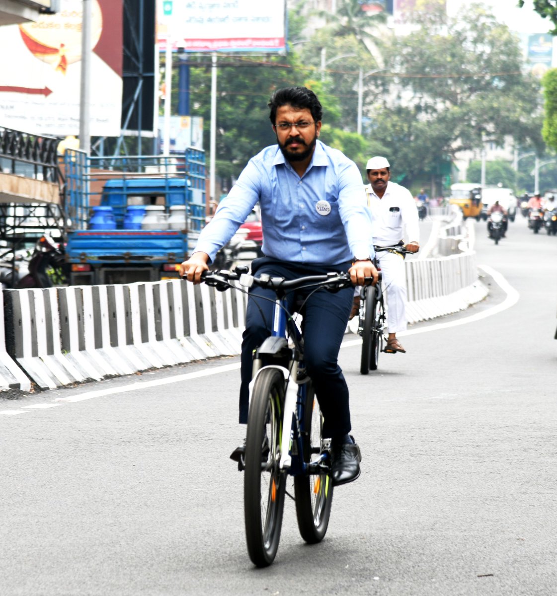 Commissioner GVMC CM Saikanth Varma IAS commuted from camp office to GVMC through Bicycle to support the 'Free Vehicle Zone' policy implemented by GVMC.   

#Airpollution 
#FreeVehicleZone 
#SwachhSurvekshan2023 
#SwachhSurvekshan2023Visakhapatnam 
#VisakhaSwachhSankalpam…