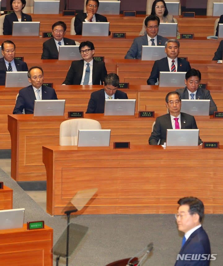 이거 존멋이야
한동훈장관

이재명 쳐다보는거봐