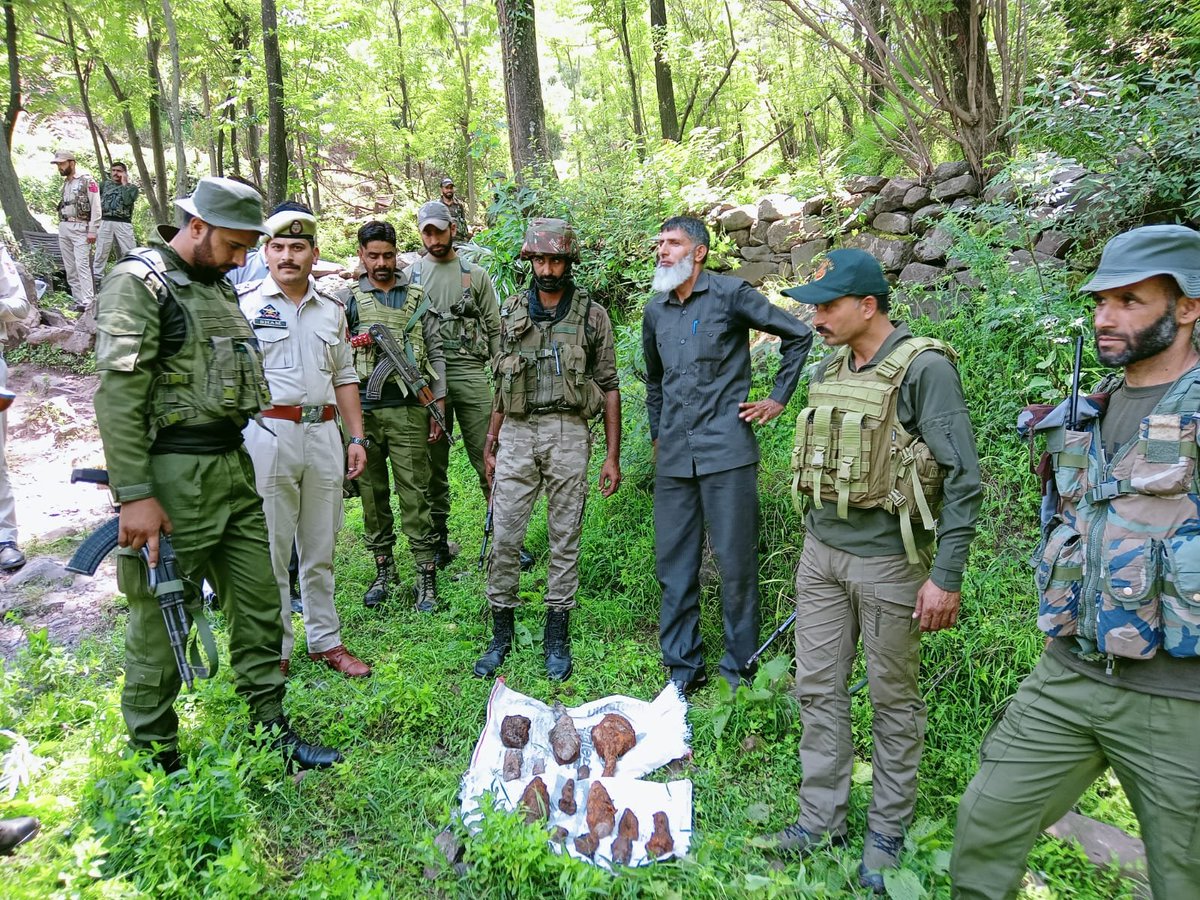 Namaste30135301's tweet photo. Special Operations Group (SOG) and Romeo Force of Indian Army recovered 5 rusted bombs from Seri Chowana village in #Poonch. Search operation underway in the area

#OPTrinetra #CellPointIPOLaunch #MondayMotivation   #HappyBirthdayRahulGandhi #IRCTC #pixelbolts
#CellPointIPOLaunch https://t.co/iwuf6lBK1c