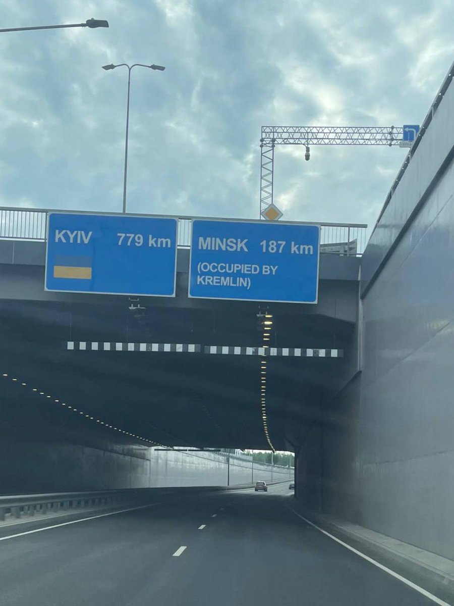 23/6/19. 立陶宛人的幽默感，一個在隧道前的路牌標示，左邊通往基輔779公里，右邊通往明斯克187公里，下面附註「被克里姆林宮佔領」