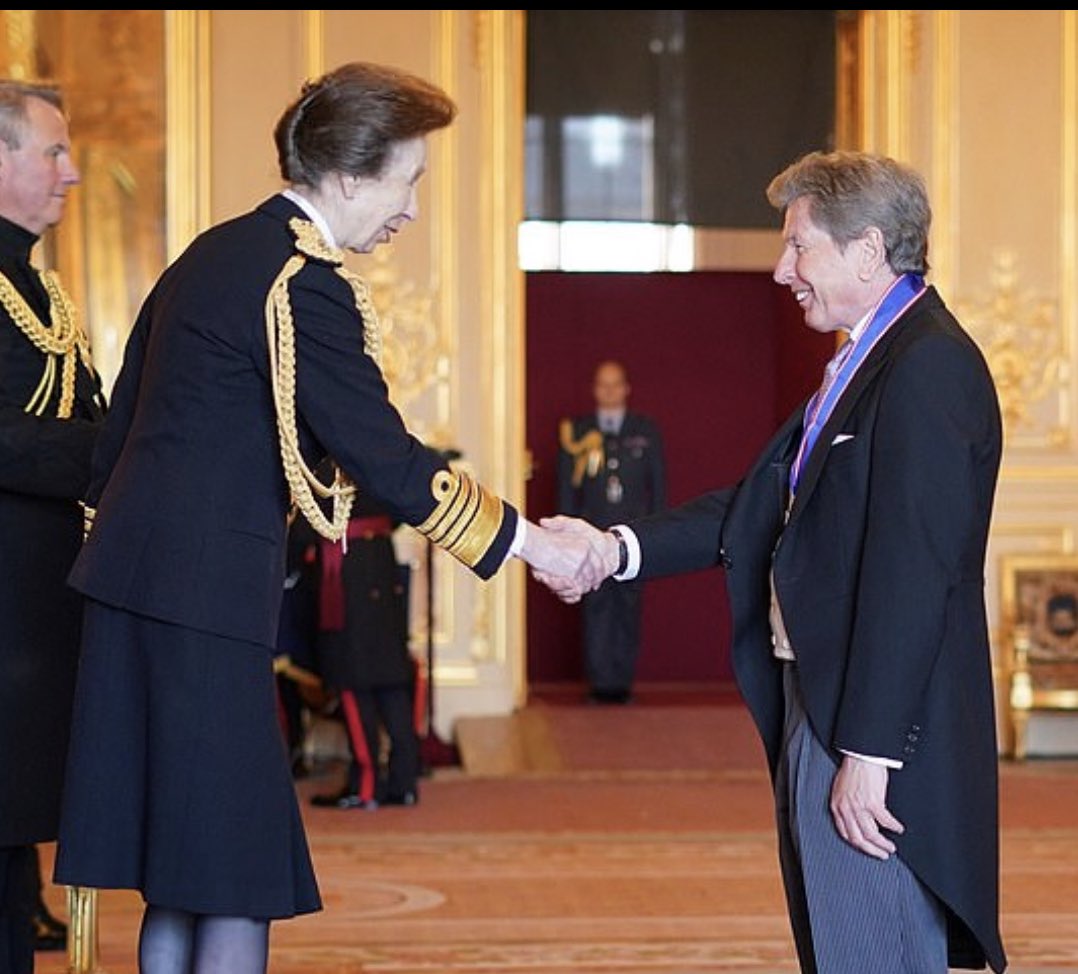 NaomiSky_15's tweet photo. Awww I love this! Queen Elizabeth II's racing manager John Warren is honored #VictorianCross 
 https://t.co/PiNxopHRSy https://t.co/syyFg0h4Kx