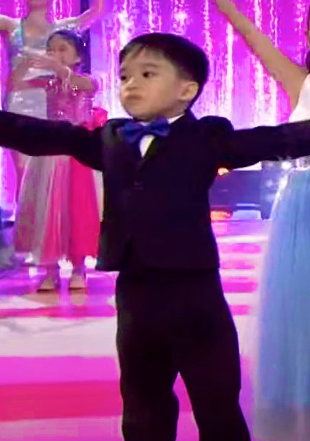 chirushi25's tweet image. mini me kuya escort 💙 

#IonPerez
#MiniMsUonShowtime