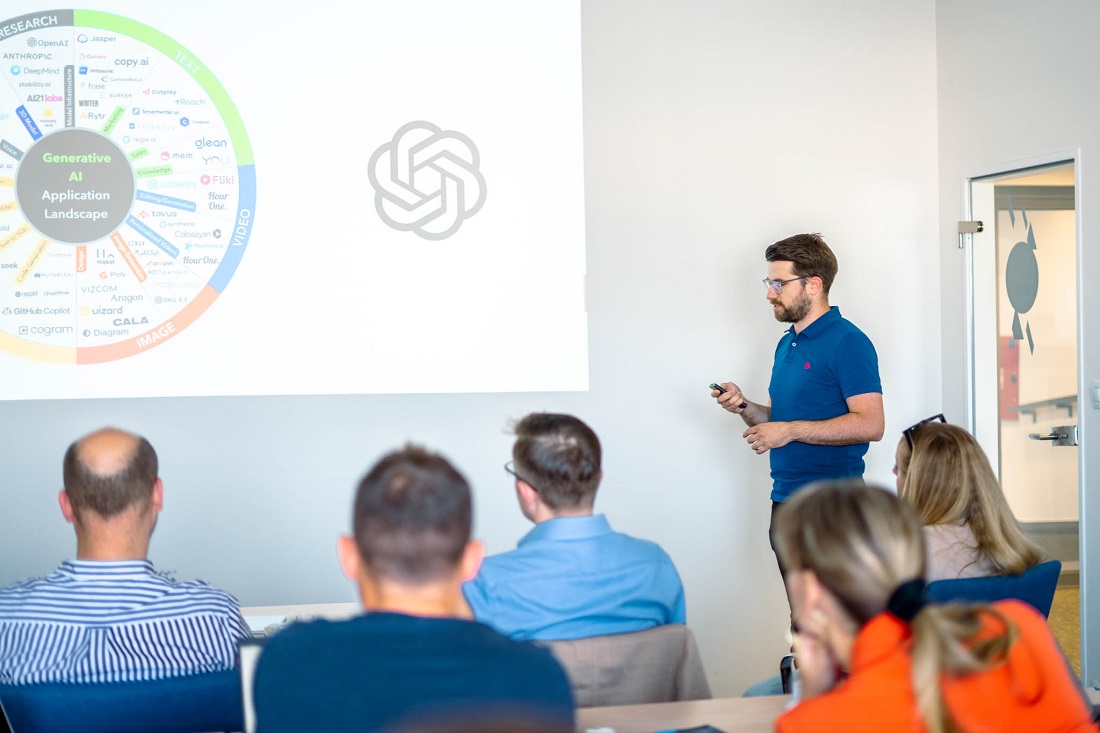 Acomware's tweet photo. Jak AI zasáhne do marketingu a do práce agentur?🤔 Co vše může klientům přinést automatizace a jaké jsou novinky v oblasti PPC reklamy? ✅  Co se stane, pokud nebudete připraveni na příchod Google Analytics 4‼️ O tom byla další z našich Inspirativních snídaní☕🍩
#ppc #marketing https://t.co/cFWKGr7i2M