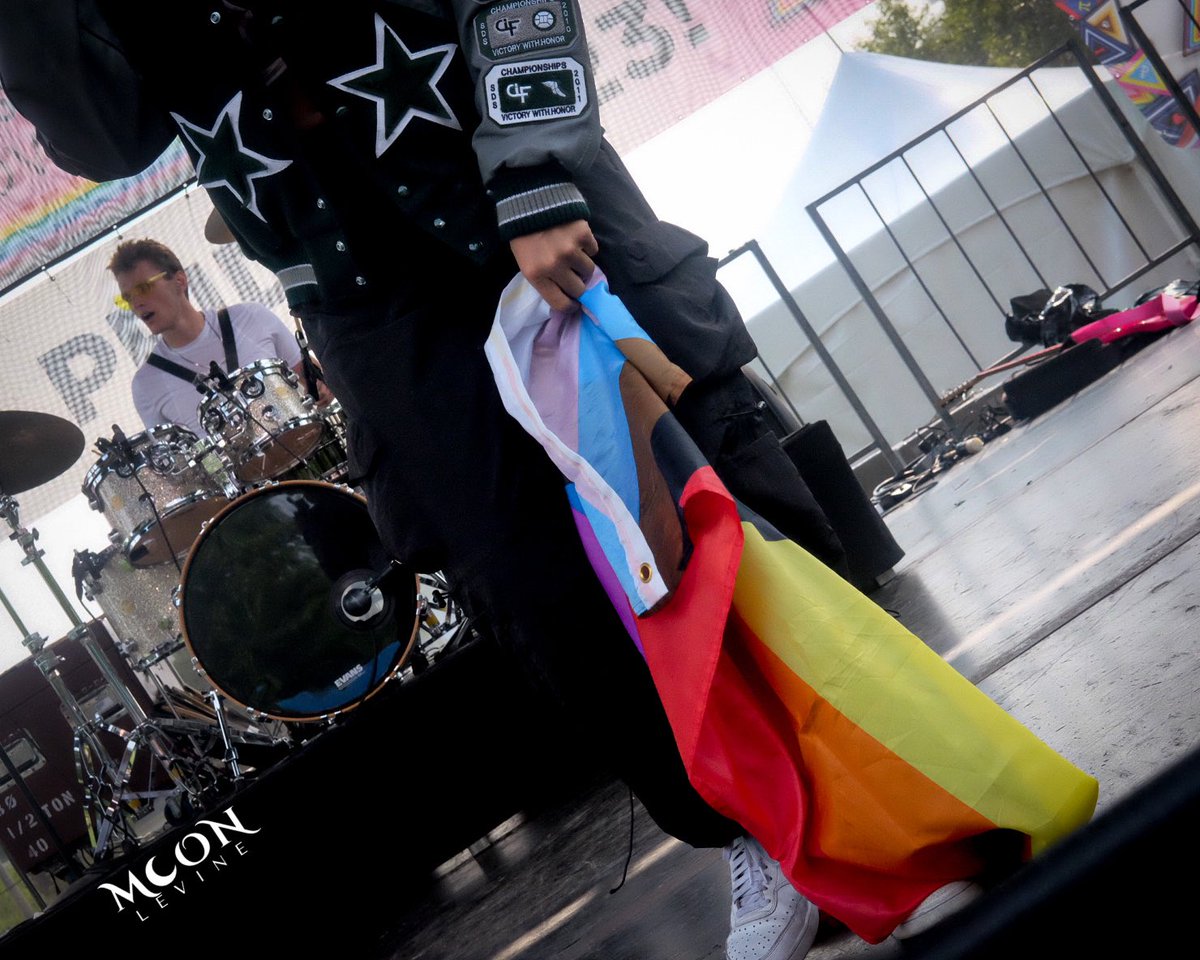 Seb HUGGED Colin 🇵🇸🪩 tweet media