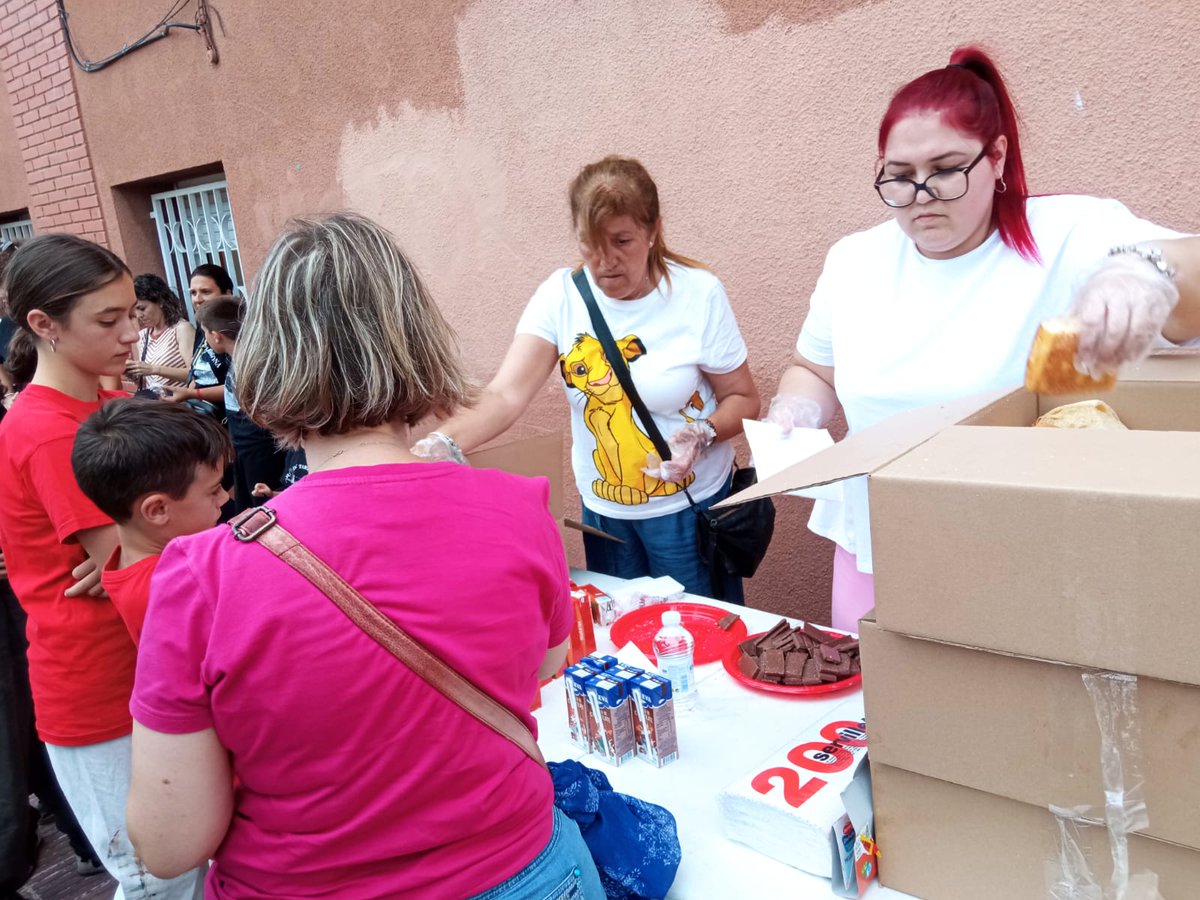 avsantsalvador's tweet photo. #SANSANOTICIES
Ahir vam repartir berenar pels 140 nens i nenes del Correfoc Petit i q ho van donar tot pels carrers! 
Gràcies💥😍 Bou, Griu, Víbria i @BallDiablesTgn!
Enhorabona l'@TGNAjuntament x mantenir les tradicions als barris i a @hectordelaSA x l'excel·lent gestió https://t.co/m7H7QkMpnI