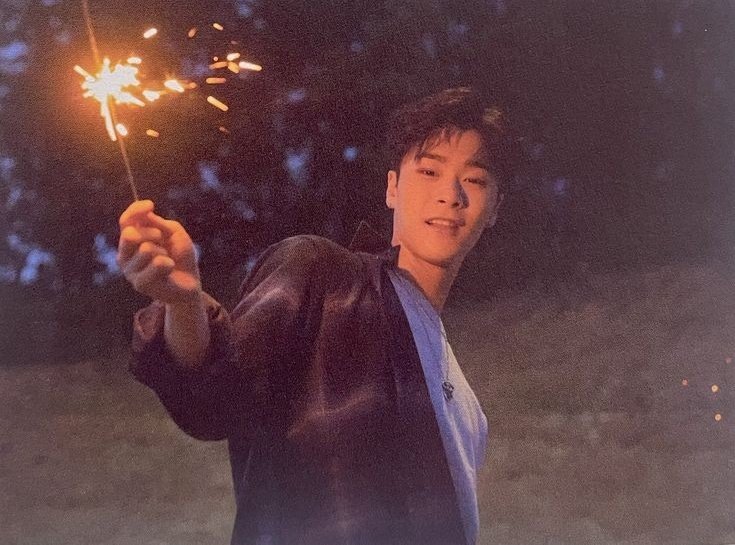 jjcutesmile's tweet photo. to: #문빈 #Moonbin ♡ 

Ya pasaron dos meses y se siente una eternidad, la vida parece retomar su ritmo pero tú me dueles como el primer día. Te extraño mucho...tus actualizaciones, escuchar tu voz o cualquier pensamiento que querías compartir, extraño todo de la otra vida 
+ https://t.co/wg0Po2aYHi
