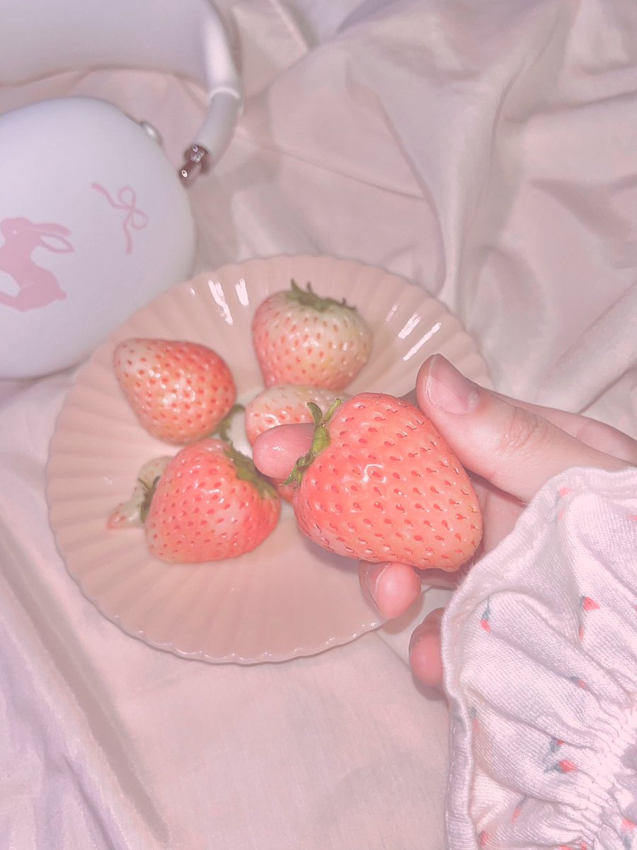 yuriX_X's tweet photo. 생일쯤 먹었던 분홍색 딸��� https://t.co/PLR7CiN4qK