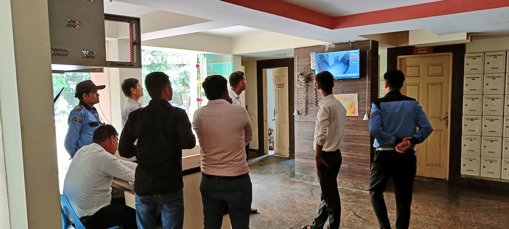 shailfilm's tweet image. #नोएडा की #केपटाउन सोसाइटी में चार मेड करीब 25 मिनट तक लिफ्ट के अंदर फंसी रही। मामले की जांच करता सोसाइटी का मेंटेनेंस स्टाफ।
#Supertech #Capetown