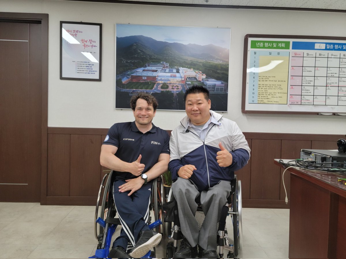 EPMattila's tweet photo. Tärkeitä asioita visiitillä: ensin tervehditään päähefeä. Tässä seurassa ei punttituloksilla briljeerata. Vieressä Jong-Chul Park on vetänyt kultaa penkissä 2000 ja 2004 tuloksilla 243kg ja 240kg - painoluokassa 82.5kg/90kg. #penkki #puntti #korea https://t.co/Eq8M0dJpAx