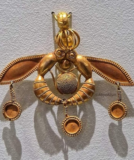 GrecianGirly's tweet photo. The Minoan 'Malia Pendant', dated 17th century BCE. Popular interpretations include honey bees depositing a drop of honey into a honeycomb or bees hovering around a native Cretan herb Tordylium apulum. Archaeological Museum of Heraklion, Crete. 📷 Athenologio. https://t.co/I0LnBaSn06