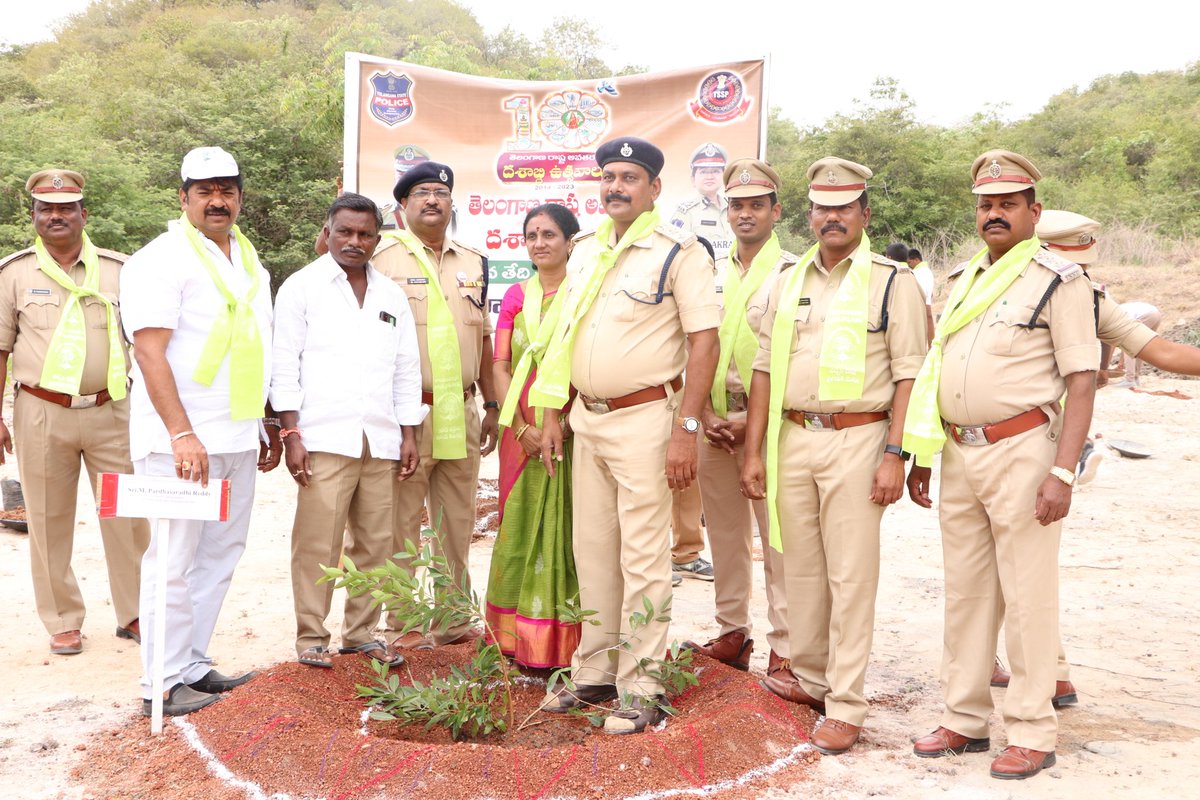 As part of Telangana awatarana Dashabdi ustavalu Conducted #Haritotsavam and planted saplings  in 17thBnTSSP. About 200 saplings Mango,Ravi, Neem, Jasmine, jama, Red sandalwood, thulasi etc planted.
#Haritotsavam
#tsspbattalions
#tspolice
@tsspbnshq