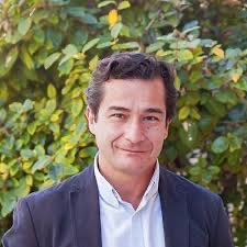 Jaime Román <a href="/JaimeRomn/">Jaime Román.</a>, nuevo Presidente del Colegio tras ganar las elecciones celebradas ayer. Su candidatura <a href="/IniciativaFarma/">Farmacéuticos Con Iniciativa</a> obtuvo 889 votos frente a los 879 de la candidatura de <a href="/JPedroVaquero/">Juan Pedro Vaquero</a> <a href="/cand_jp_vaquero/">Candidatura Juan Pedro Vaquero</a>. Se emitieron 1773 votos, el 48,2% del censo electoral.