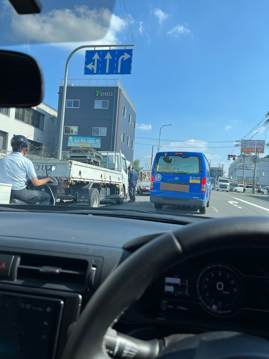 枚岡警察前交差点
トラックがハーレーに突っ込んでますのでお気をつけを