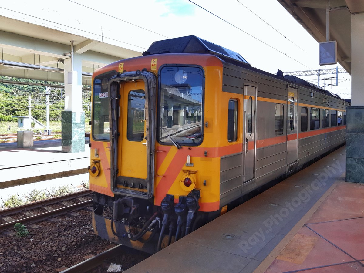 Ray1130_media's tweet image. 唐榮鐵工廠 鐵路車輛事業部 (組裝) | DR3100型
製造商：日本車輛 / Nippon Sharyo
台灣鐵路管理局 DR3109
#Taiwanrailways #expresstrain #dieselmultipleunit #台鐵 #柴聯車

Instagram: reurl.cc/01p48b
Twitter: reurl.cc/8jo6MX

2020.07 台東縣台東市 台東車站