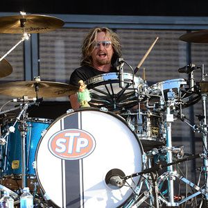 Happy 57th Birthday to the legendary #StoneTemplePilots drummer #EricKretz 🎉
