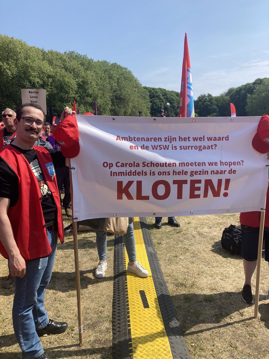 FNV's tweet photo. ‘Ik heb er niet voor gekozen om een arbeidsbeperking te hebben.’ Wij verdienen ook een gelijkwaardig loon en reiskostenvergoeding!’ Indrukwekkend verhalen van 8.000 werknemers met een arbeidsbeperking in Utrecht! @RechtOpWerkFNV +10% loon en reiskosten naar 21cent! https://t.co/dGIuflEPpq