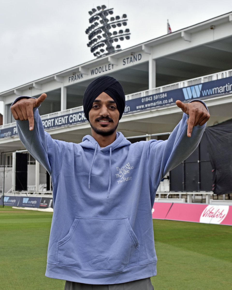 Touchdown in CT1 🛬 @arshdeepsinghh is here & available for Sunday’s Championship match with Surrey 🏏 🎟️ Get your tickets now: bit.ly/3Ndk0xS